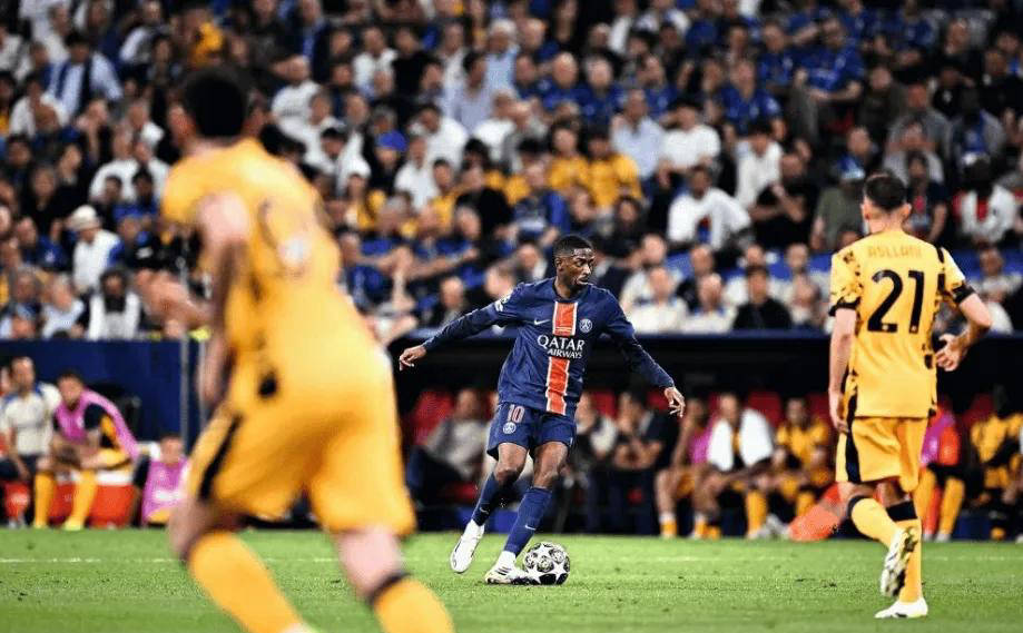 队长在采访 队长在采访